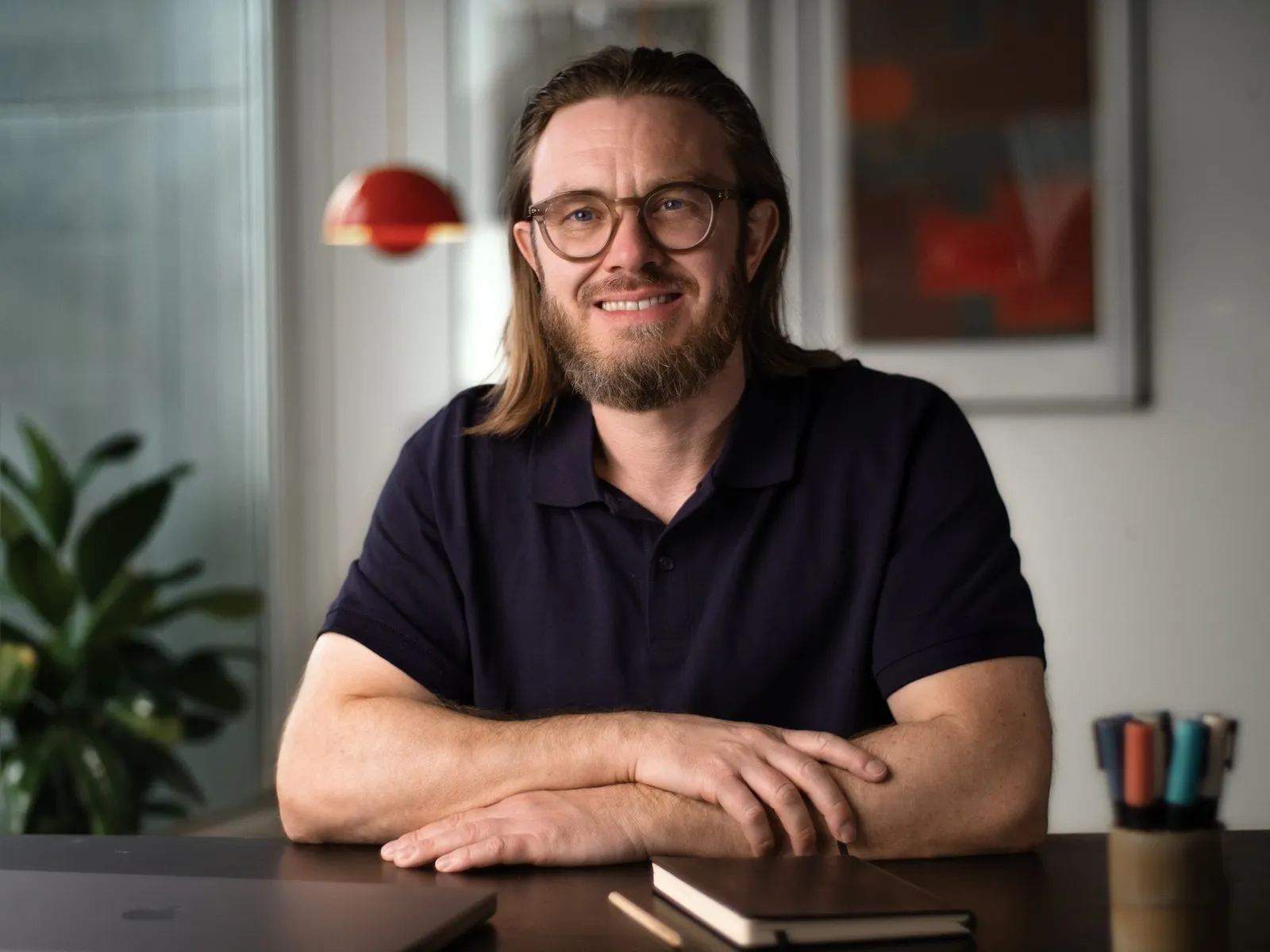 Kristoffer Hanghøj ved sit skrivebord